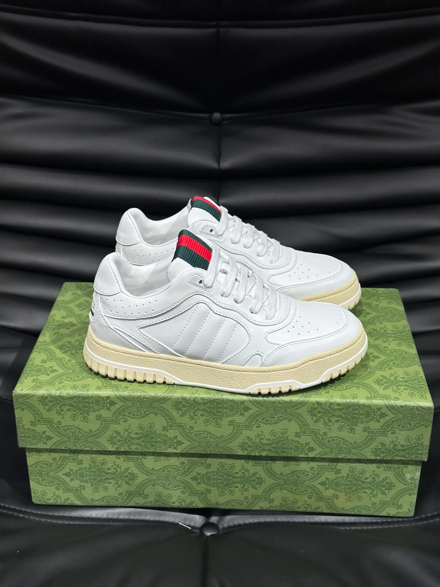 p480 Men's Men's Shoes Gucc*Gucci Re-Web series👫Couple's webbed leather sneakers, as the first sneakers created by Sabato De Sarno for Gucci, the Re-Web series reinterprets the brand's classic stripes, and sets off the modern silhouette design with bold and unique details. This shoe is crafted from iconic classic GG canvas and white leather. This new sneaker is ingeniously decorated with many of the brand's classic details, and is equipped with a bright red and green webbing tongue, which will make people fall in love at first sight. Yuan Size: Female 35-40 Male 39-44 (can be customized to 45, 46